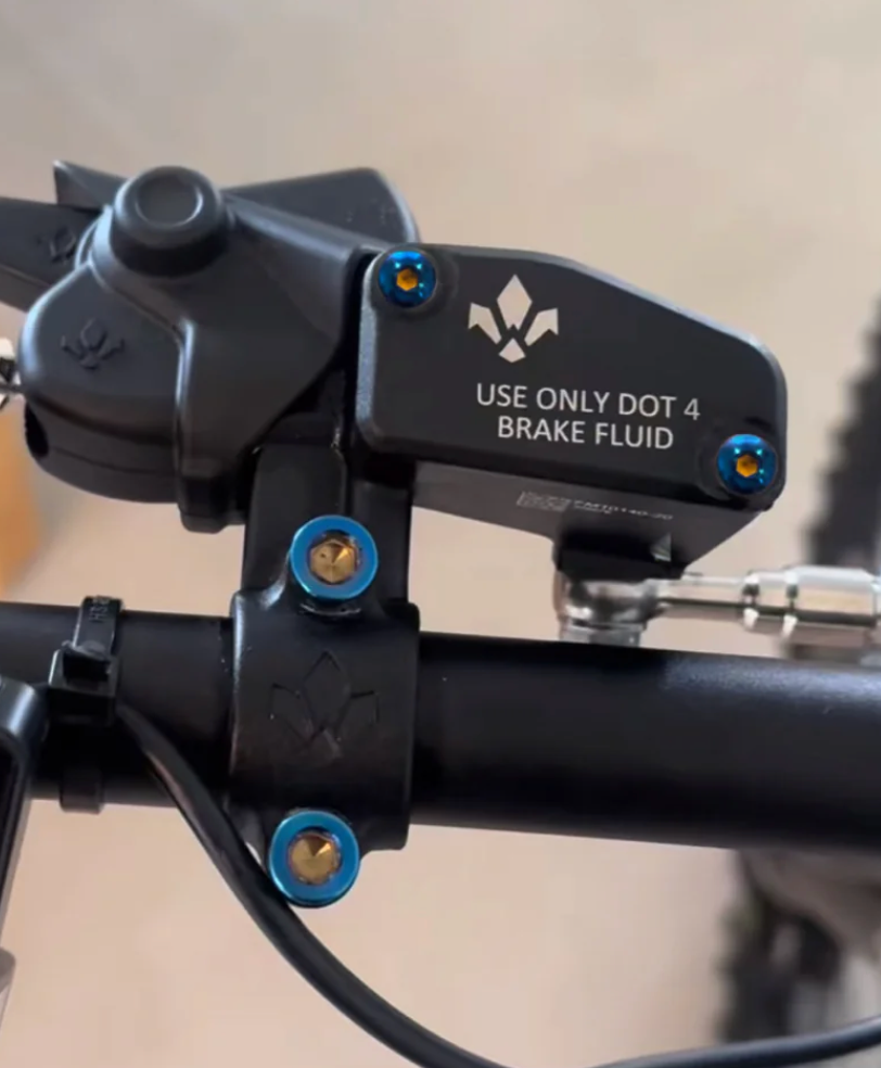 Formula/Ultra Bee Resivoir Bolts (Set of 2)